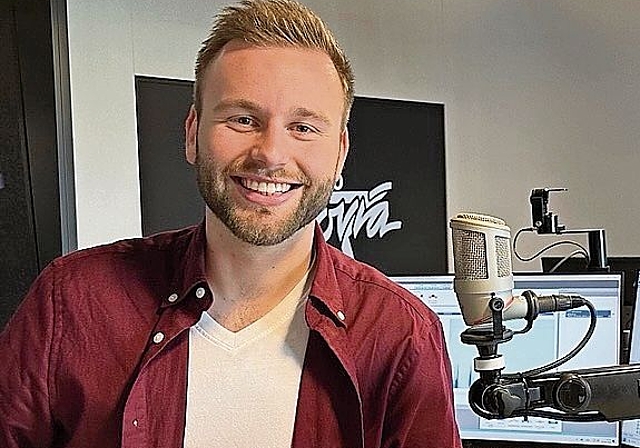 Tristan Scherer hinter dem Mikrofon im Radiostudio.Bild: Melanie Bär