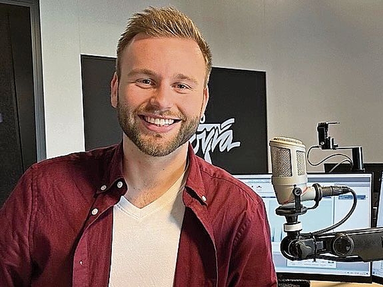 Tristan Scherer hinter dem Mikrofon im Radiostudio.Bild: Melanie Bär