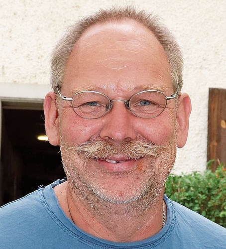 Christian Braun, Unterwindisch: «Ich wohne seit 50 Jahren hier, und an meinem selbst gemachten Stand gibt es ‹eine Portion Müsli für zwei Mäuse›. Das Geschäft läuft sehr gut. Schliesslich ist es eine traditionelle Sache, das mit meinen fein Christian Braun, Unterwindisch: «Ich wohne seit 50 Jahren hier, und an meinem selbst gemachten Stand gibt es ‹eine Portion Müsli für zwei Mäuse›. Das Geschäft läuft sehr gut. Schliesslich ist es eine traditionelle Sache, das mit meinen feinen im Teig frittierten Salbeiblättern.»