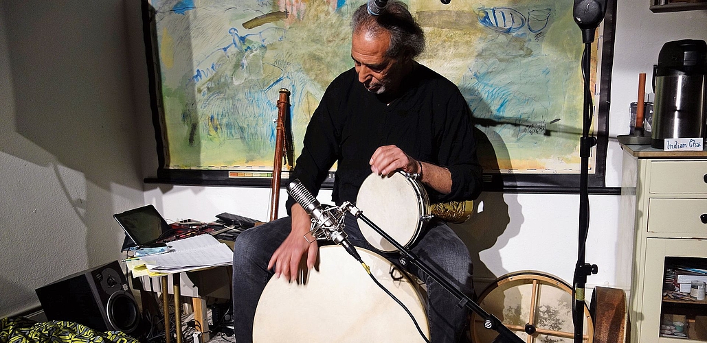 Musiker Hamid Khadiri aus Marokko spielte teilweise mehrere Instrumente gleichzeitig. Bild: MG Musiker Hamid Khadiri aus Marokko spielte teilweise mehrere Instrumente gleichzeitig. Bilder: MG