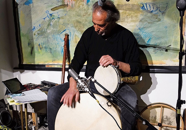 Musiker Hamid Khadiri aus Marokko spielte teilweise mehrere Instrumente gleichzeitig. Bild: MG