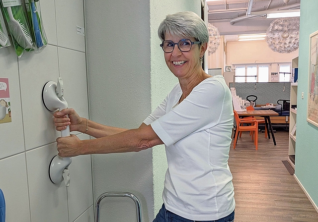 Eliane Walter zeigt, wie gut der mobile Sauggriff hält.Bild: mK