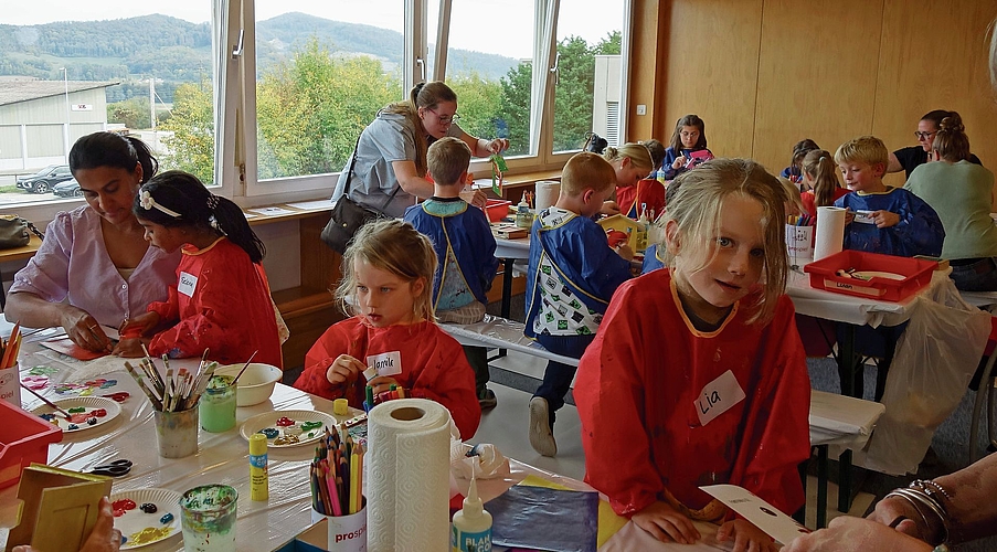 Die Kinder basteln, malen, schneiden, kleben und mischen Farbe in den Herbstferien: Die Bastelnachmittage der Constri finden Anklang. BildER: Malini Gloor Die Kinder basteln, malen, schneiden, kleben und mischen Farbe in den Herbstferien: Die Bastelnachmittage der Constri finden Anklang. Bilder: Malini Gloor