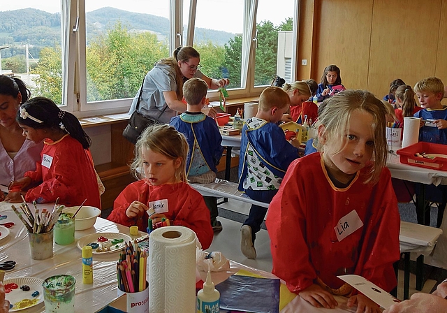 Die Kinder basteln, malen, schneiden, kleben und mischen Farbe in den Herbstferien: Die Bastelnachmittage der Constri finden Anklang. 	BildER: Malini Gloor
