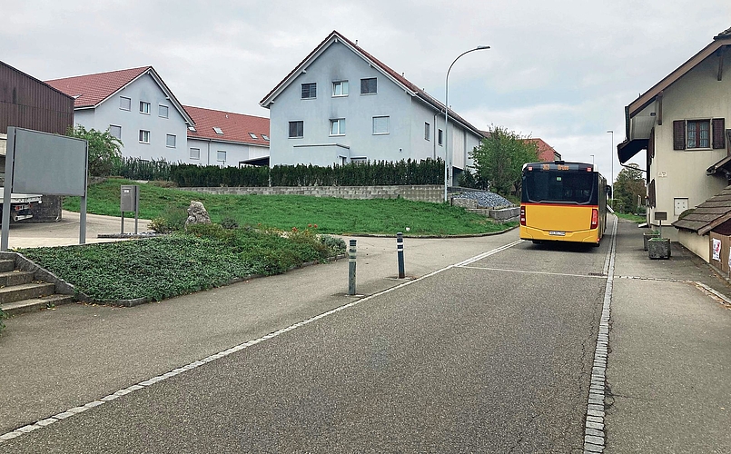 Auf der Dorfstrasse in Birrhard kann es bisweilen eng werden.Bild: Marko Lehtinen Auf der Dorfstrasse in Birrhard kann es bisweilen eng werden.Bild: Marko Lehtinen