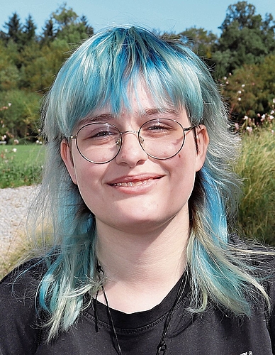 Yasmin Jäggi, Kölliken: «In Obergösgen habe ich so einen Flohmarkt schon einmal erlebt und fand das super. Ich suche Monster-High-Puppen sowie ältere Videospiele. Ich stehe auf Retro, und zum Glück bin ich fündig geworden.» Yasmin Jäggi, Kölliken: «In Obergösgen habe ich so einen Flohmarkt schon einmal erlebt und fand das super. Ich suche Monster-High-Puppen sowie ältere Videospiele. Ich stehe auf Retro, und zum Glück bin ich fündig geworden.»