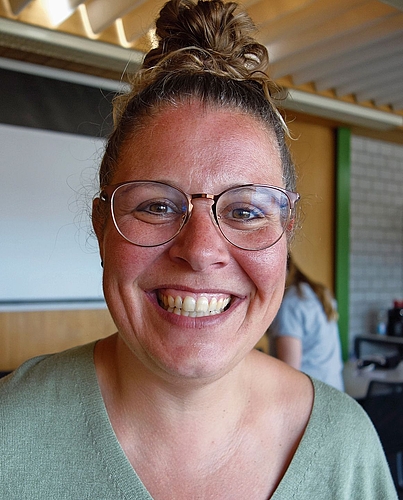 Seraina Koller, Oberflachs: «Basteln ist etwas sehr Lässiges, und das Team hier hat andere Ideen als ich zu Hause. Zudem habe ich daheim dann nicht das Bastelchaos. Mit meiner Tochter komme ich seit ungefähr drei Jahren an jedes Basteln und ‹kä Seraina Koller, Oberflachs: «Basteln ist etwas sehr Lässiges, und das Team hier hat andere Ideen als ich zu Hause. Zudem habe ich daheim dann nicht das Bastelchaos. Mit meiner Tochter komme ich seit ungefähr drei Jahren an jedes Basteln und ‹käfele› in der Ecke.»