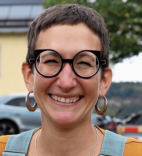 Anja Dätwyler, Unterwindisch: «In diesem Quartier bin ich aufgewachsen und als Erwachsene zurückgekehrt. Im Quartierverein habe ich einen aktiven Part im Markt-Organisationskomitee: Wir sind ein eingespieltes Sechserteam, bei dem die Fäden zusamm Anja Dätwyler, Unterwindisch: «In diesem Quartier bin ich aufgewachsen und als Erwachsene zurückgekehrt. Im Quartierverein habe ich einen aktiven Part im Markt-Organisationskomitee: Wir sind ein eingespieltes Sechserteam, bei dem die Fäden zusammenlaufen. Ich sehe viele zufriedene Gesichter, so schön!»