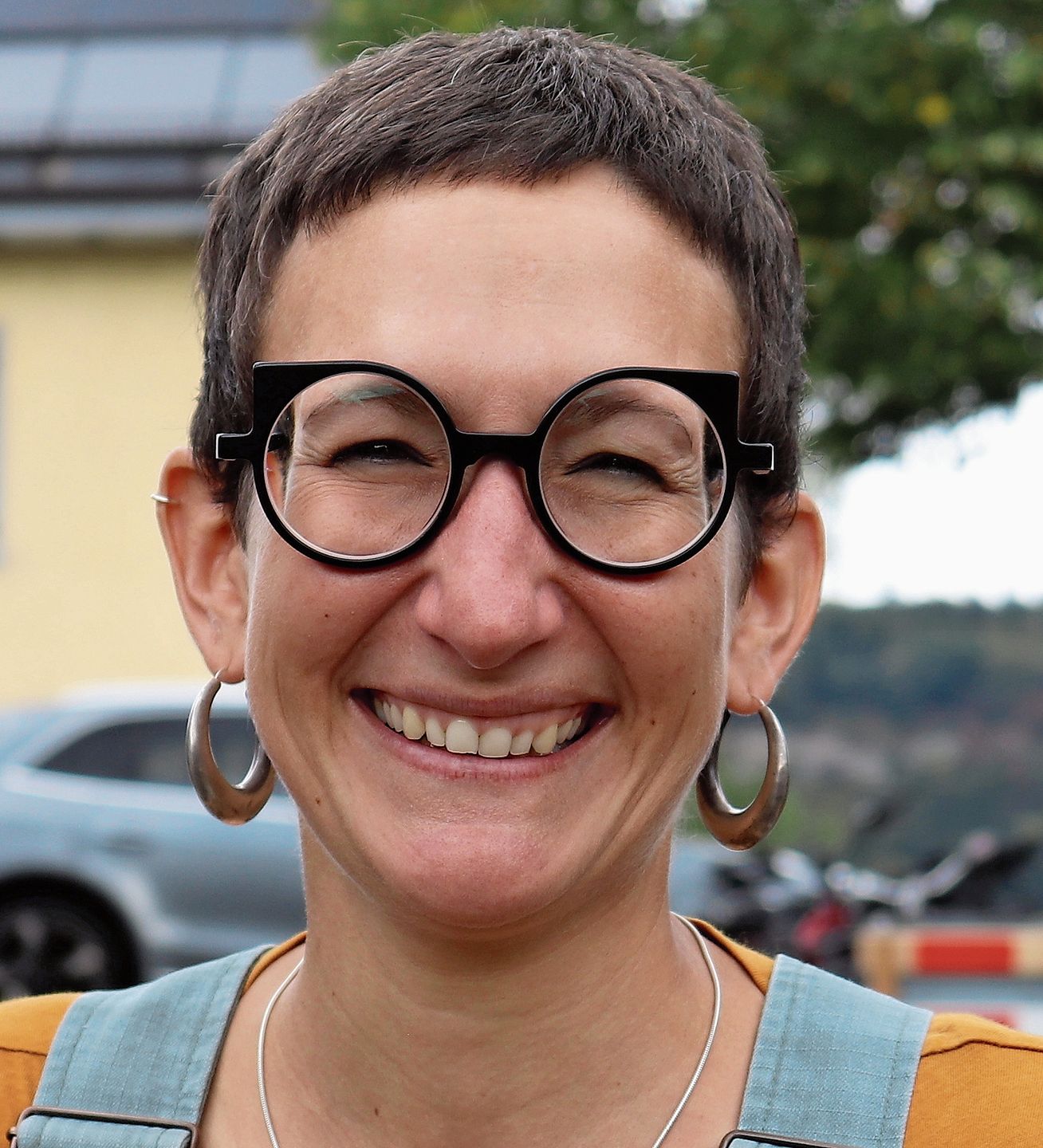 Anja Dätwyler, Unterwindisch: «In diesem Quartier bin ich aufgewachsen und als Erwachsene zurückgekehrt. Im Quartierverein habe ich einen aktiven Part im Markt-Organisationskomitee: Wir sind ein eingespieltes Sechserteam, bei dem die Fäden zusamm Anja Dätwyler, Unterwindisch: «In diesem Quartier bin ich aufgewachsen und als Erwachsene zurückgekehrt. Im Quartierverein habe ich einen aktiven Part im Markt-Organisationskomitee: Wir sind ein eingespieltes Sechserteam, bei dem die Fäden zusammenlaufen. Ich sehe viele zufriedene Gesichter, so schön!»