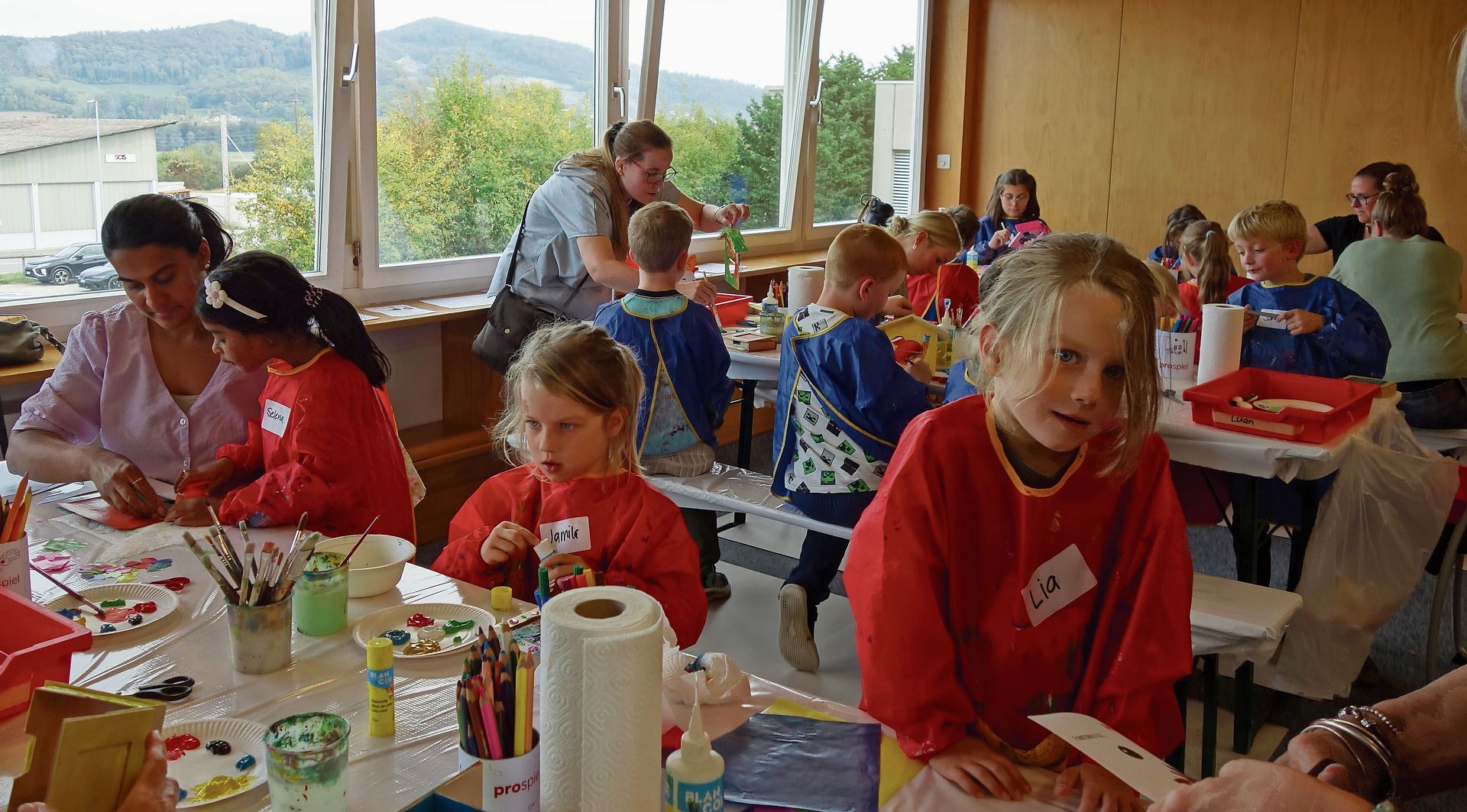 Die Kinder basteln, malen, schneiden, kleben und mischen Farbe in den Herbstferien: Die Bastelnachmittage der Constri finden Anklang. BildER: Malini Gloor Die Kinder basteln, malen, schneiden, kleben und mischen Farbe in den Herbstferien: Die Bastelnachmittage der Constri finden Anklang. Bilder: Malini Gloor