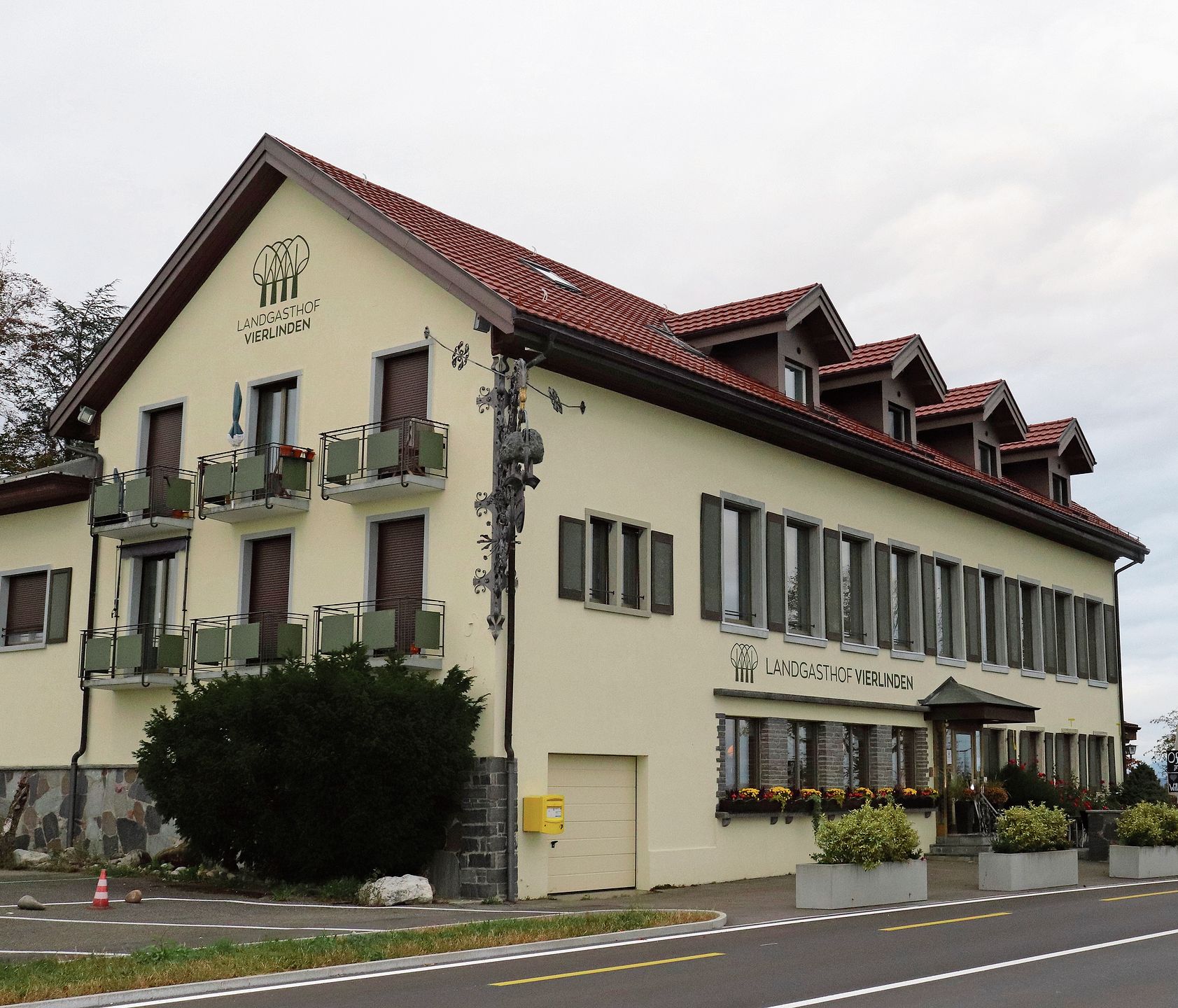 Der Landgasthof Vierlinden auf der Anhöhe des Bözbergs ist aus seinem Dornröschenschlaf erwacht. Der Landgasthof Vierlinden auf der Anhöhe des Bözbergs ist aus seinem Dornröschenschlaf erwacht.